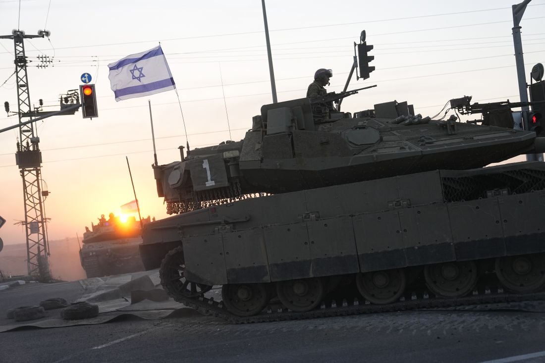 Πόλεμος-στη-Μέση-Ανατολή:-Η-Γάζα-βομβαρδίζεται-αδιαλείπτως-–-Πυροβόλα,-άρματα-και-ελικόπτερα-κατά-μήκος-των-συνόρων