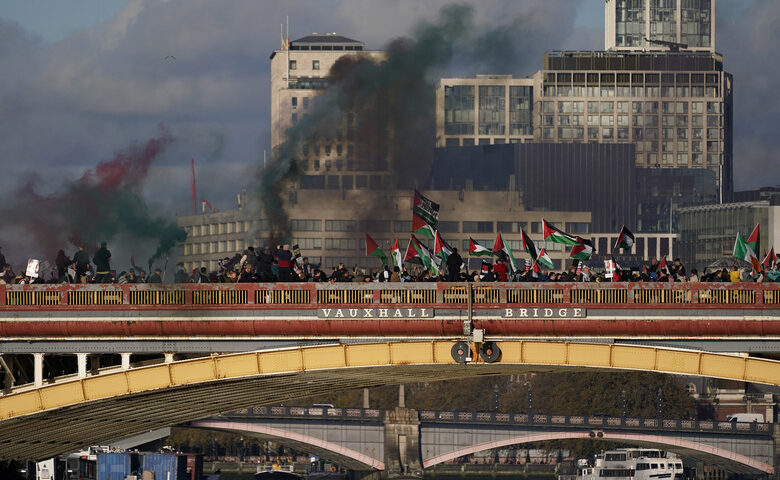 Χάος-στο-Λονδίνο-–-Η-αστυνομία-συγκρούστηκε-με-ακροδεξιούς-σε-διαδήλωση-υπέρ-των-Παλαιστινίων