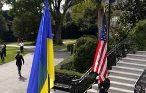 Οι-ηγέτες-των-ΗΠΑ-και-της-Ουκρανίας-επιδιώκουν-την-επιτάχυνση-της-συμπαραγωγής-όπλων