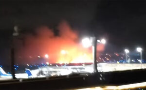Συναγερμός-στο-αεροδρόμιο-του-Τόκιο:-Πήρε-φωτιά-αεροπλάνο,-φόβοι-ότι-συγκρούστηκε-με-άλλο-κατά-την-προσγείωση-–-Δείτε-βίντεο