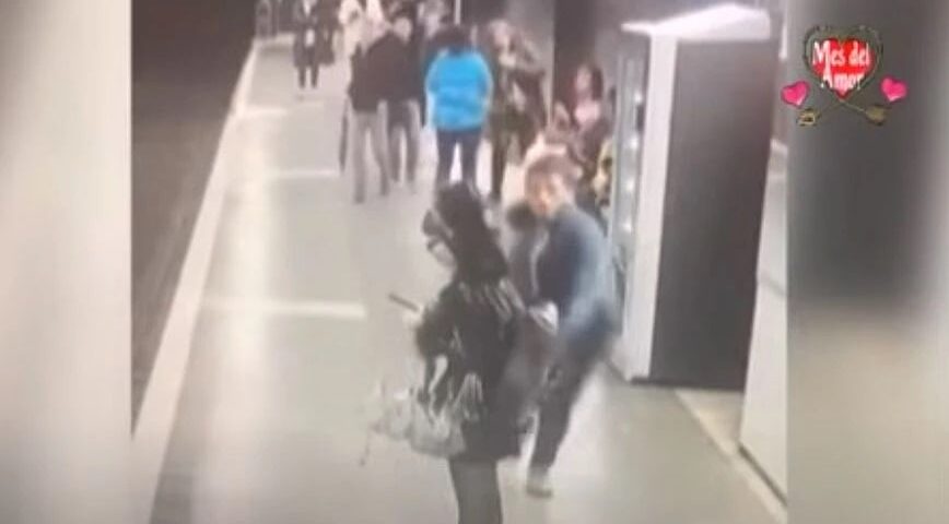 Ισπανία:-Άγρια-επίθεση-άνδρα-σε-γυναίκες-που-περίμεναν-σε-σταθμό-του-μετρό-της-Βαρκελώνης-–-Δείτε-βίντεο